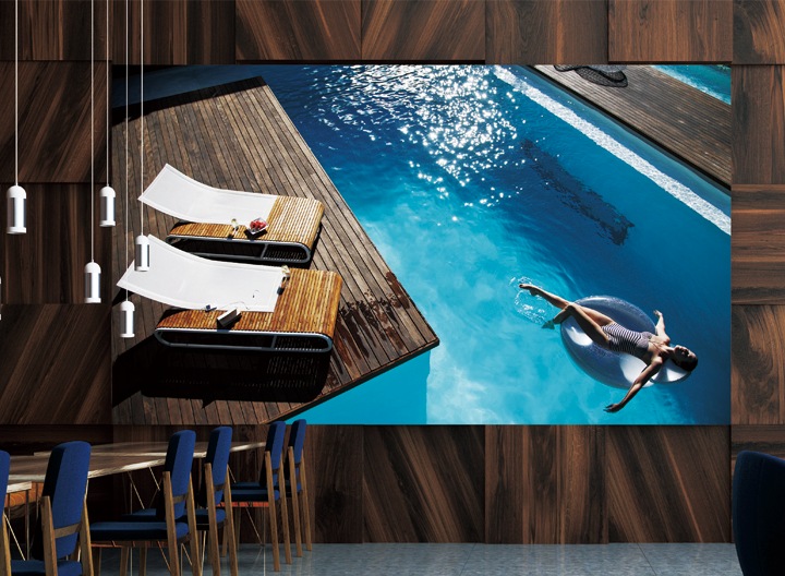 The Wall affichant l'image d'une femme se baignant dansun piscine