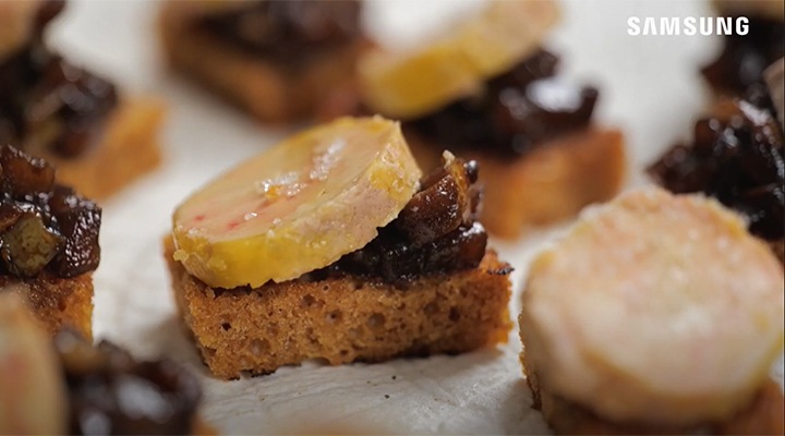 Toast de pain d'épices caramélisé, poire au vinaigre balsamique et foie gras vapeur Toast de pain d'épices caramélisé, poire au vinaigre balsamique et foie gras vapeur