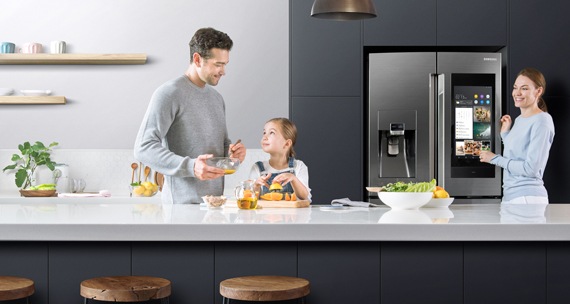 Une famille fait la cuisine
