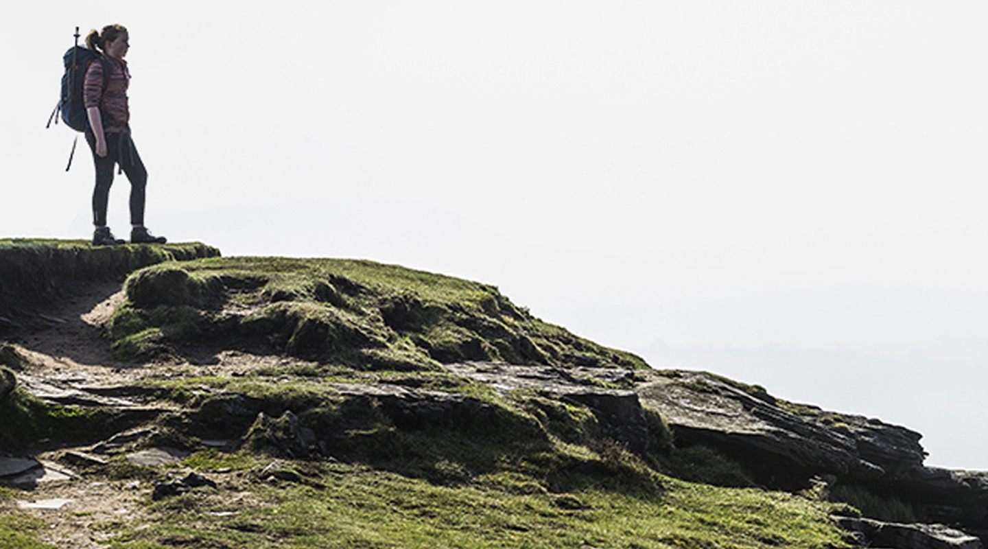 Femme sur une falaise Femme sur une falaise