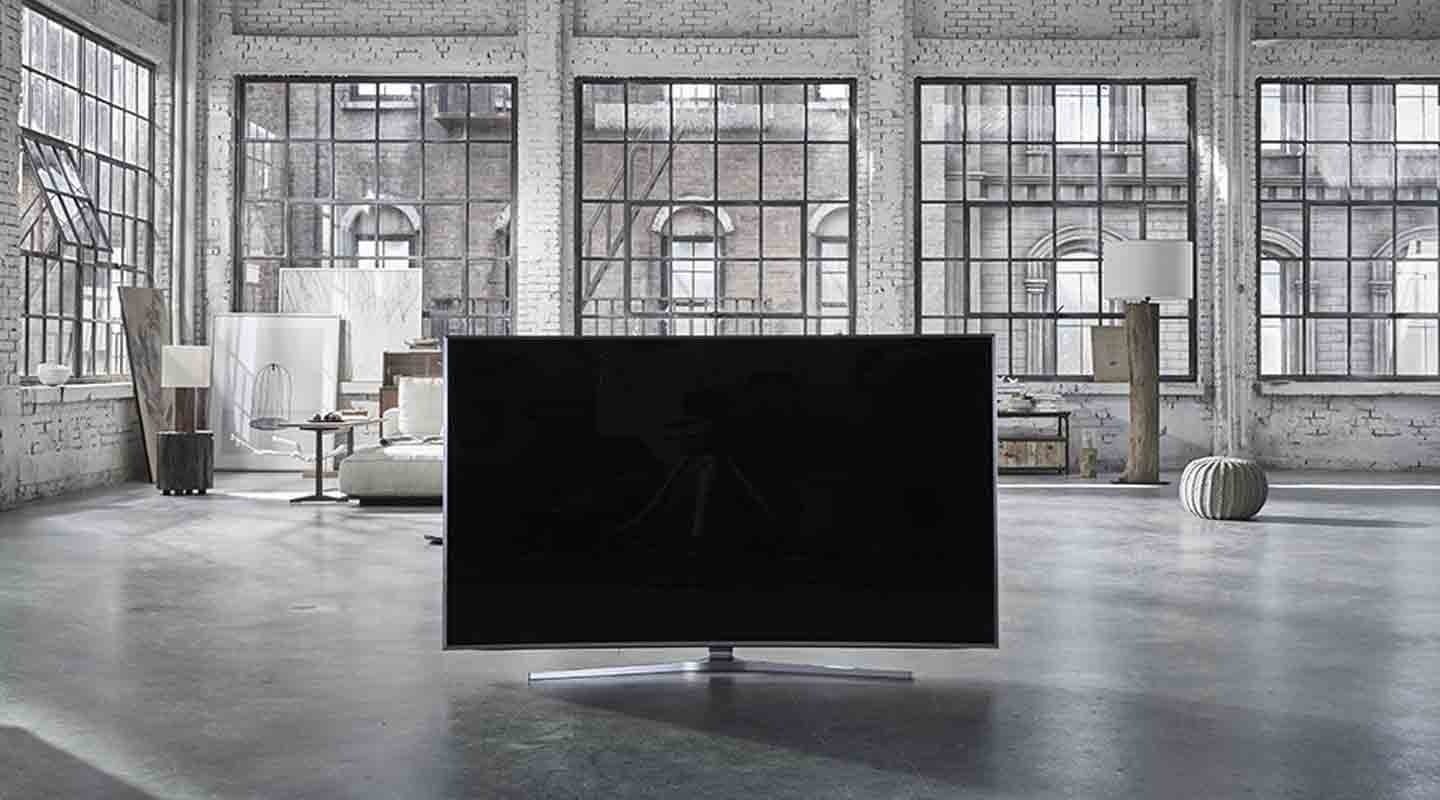 La TV S-UHD même éteinte a un design élégant et minimaliste La TV S-UHD même éteinte a un design élégant et minimaliste