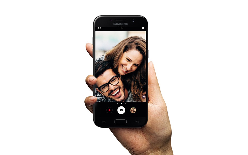 Smartphone Galaxy A 2017 noir en utilisation selfie Smartphone Galaxy A 2017 noir en utilisation selfie