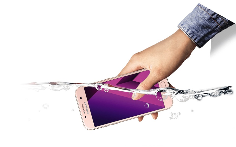 Smartphone Galaxy A 2017 plongé dans l'eau Smartphone Galaxy A 2017 plongé dans l'eau