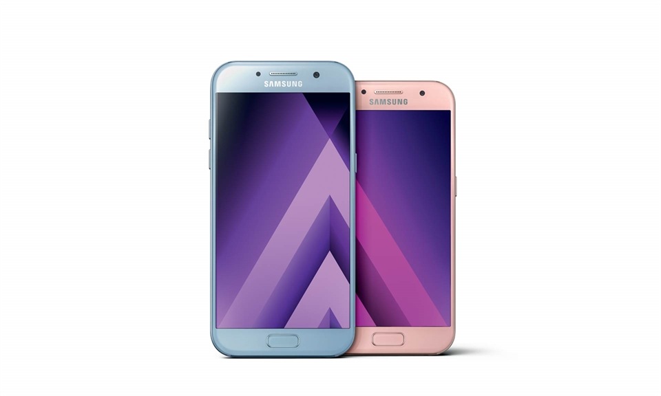 Smartphones Galaxy A présentés devant une ville de nuit Smartphones Galaxy A présentés devant une ville de nuit