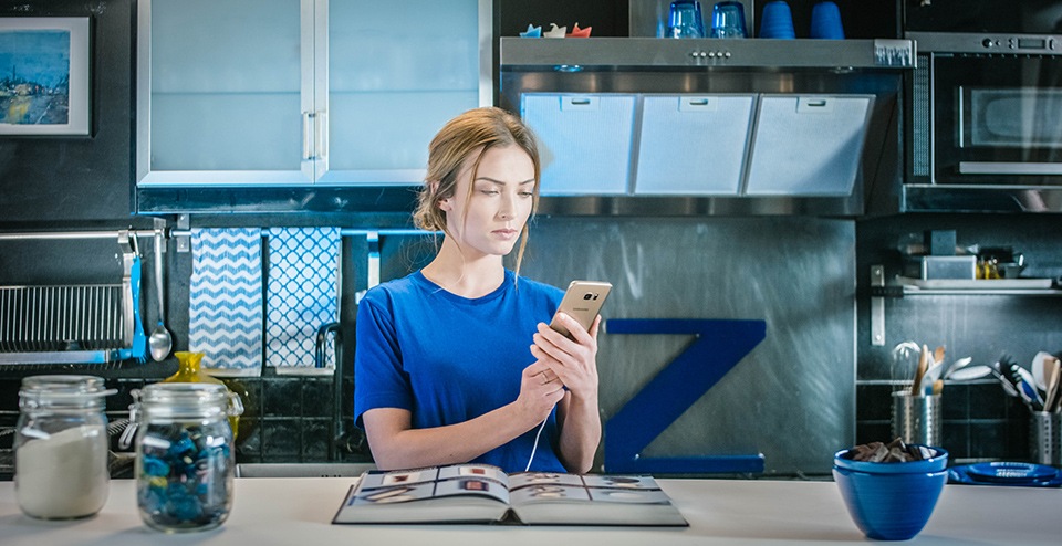 Inès utilisant son Galaxy S7 Inès utilisant son Galaxy S7