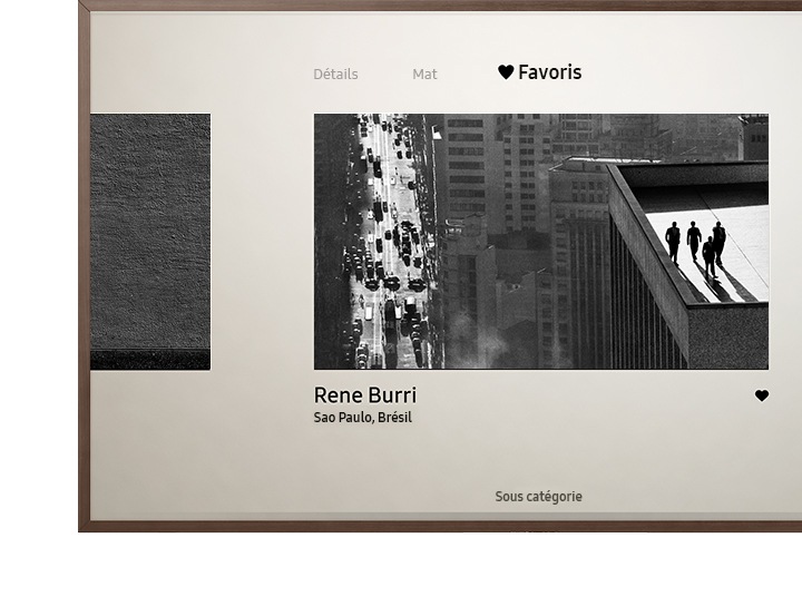 The Frame TV montre une photo sélectionnée parmi les favoris, qui peut faire partie de votre galerie personnelle avec la Collection d'art Samsung.
