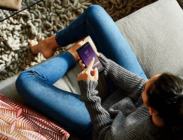 Une femme utilisant un smartphone Samsung