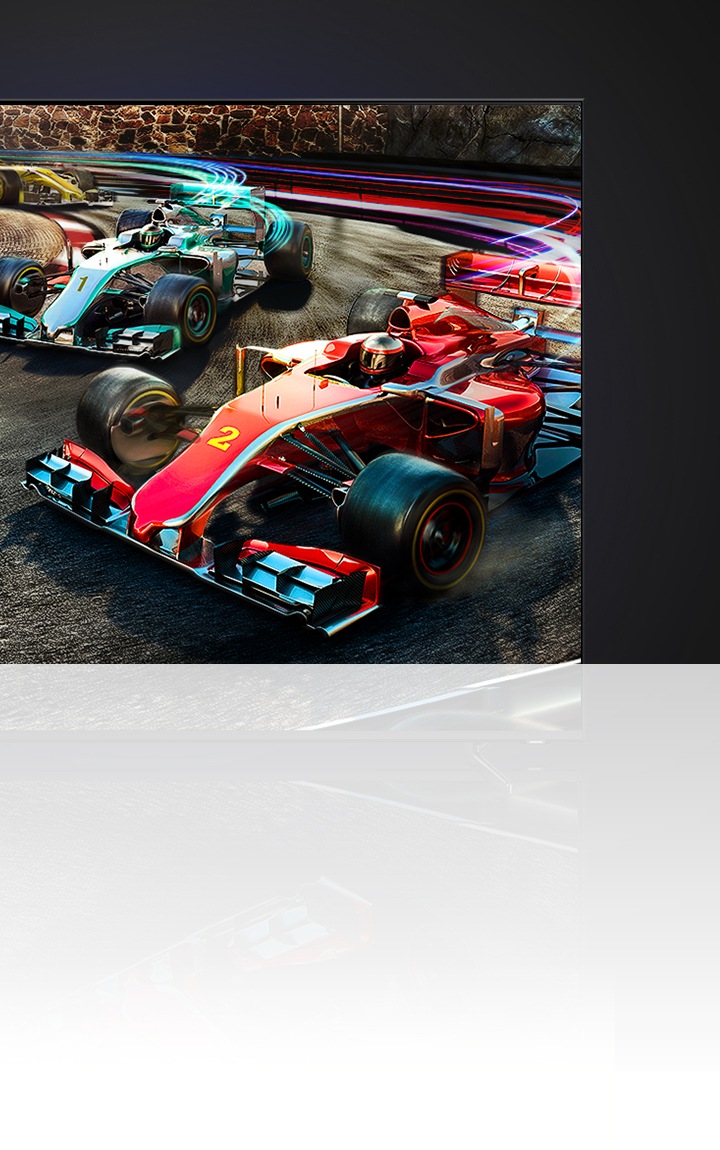 Une télévision avec jeu vidéo montre des voitures de Formule 1 bleues et rouges qui s'affrontent dans un jeu