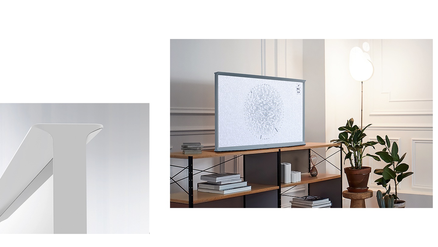 galerie 2 Un gros plan du modèle blanc nuage de la Serif est montré sur le côté, pour mettre en valeur son design emblématique en I majuscule, et un modèle bleu coton de la Serif est montré sans pied sur une élégante console TV.