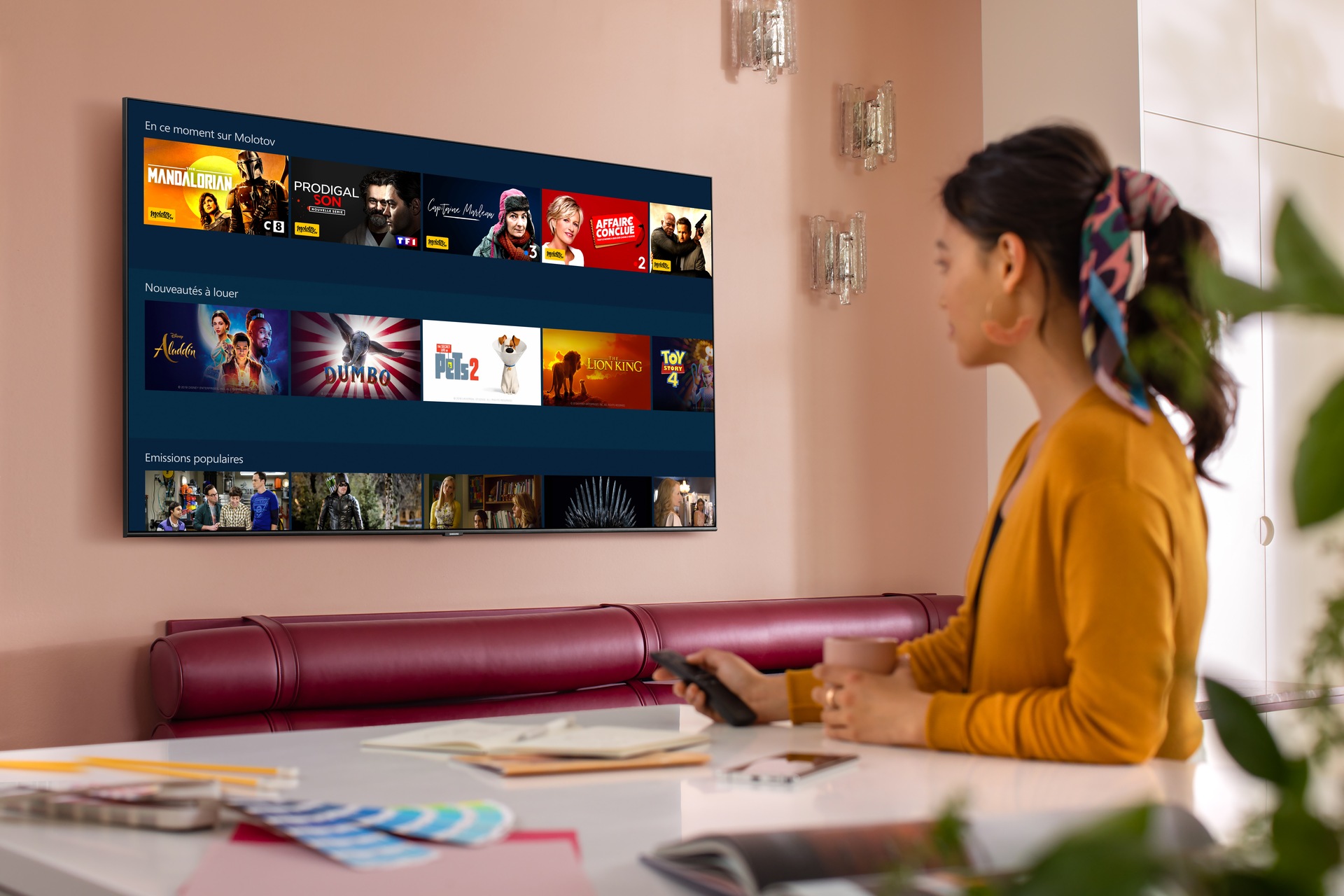 Le téléviseur QLED 2020 Samsung recommande des contenus personnalisés à l’aide du guide universel.