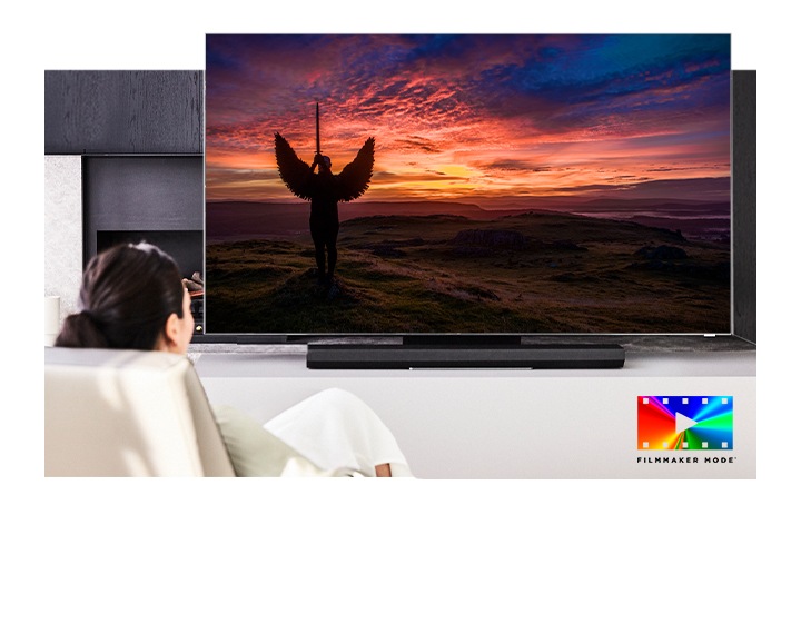 La qualité d’image du coucher de soleil sur le téléviseur est améliorée par le nouveau mode Filmmaker qui conserve les détails de l’image originale pour une expérience de visionnage plus cinématographique. Le logo officiel du mode Filmmaker est visible en bas à droite.