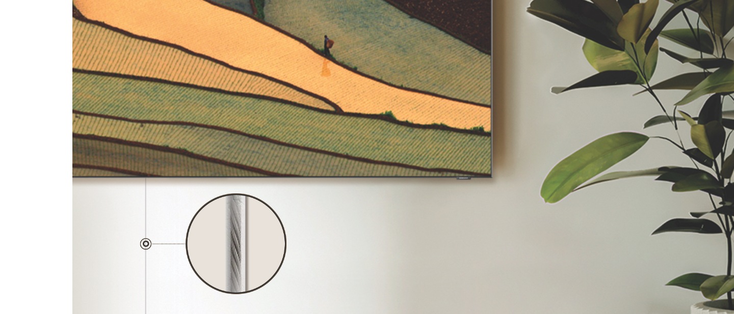 Gestion de câble avec un seul câble pratiquement invisible Une ligne très fine illustrant la solution de gestion des câbles TV est visible à partir du milieu de l’écran QLED 8K 2020 vers le bas. Une partie de la ligne à peine visible est zoomée afin de mettre en évidence la solution de gestion des câbles discrète du téléviseur.