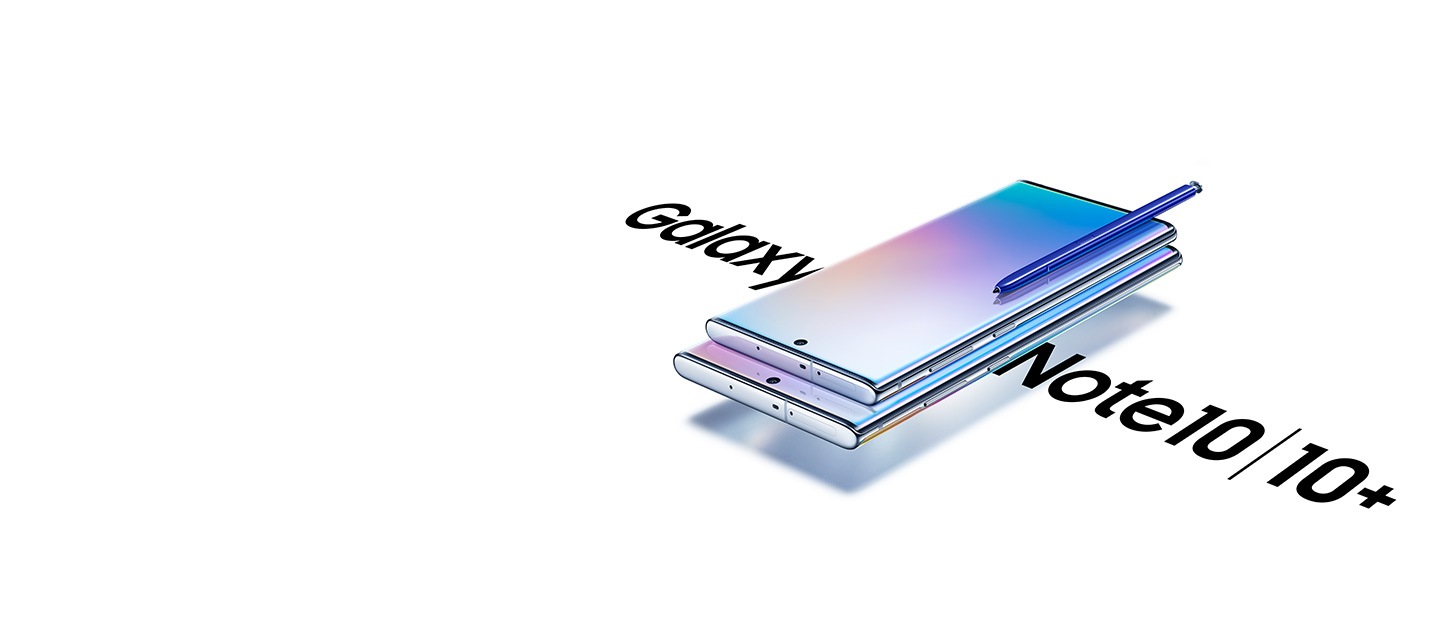 Nowy smartfon Galaxy Note 10 leżący na Galaxy Note 10 plus, oba ustawione pod kątem, ekranem do góry, na Galaxy Note 10 leży niebieski rysik S Pen. Na ekranie obu telefonów wyświetla się gradientowa grafika, a po ich bokach znajduje się napis „Galaxy Note 10 | Note 10 plus