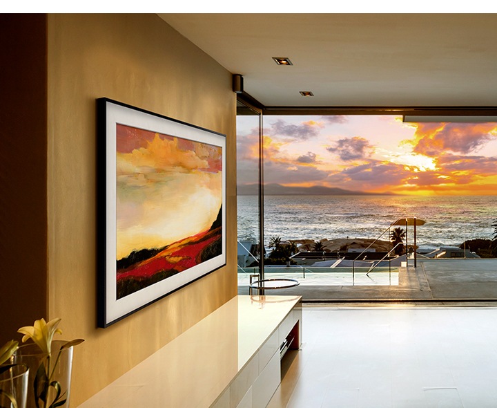 Na parede, “Ir e voltar outra vez I”, de Nicole Renee Ryan, apresentado no Modo Arte do Quadro, está pendurado harmoniosamente com o pôr do sol no oceano, para lá da janela da sala de estar.