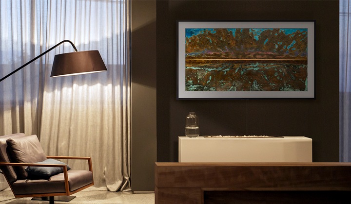 A obra de arte de Jinseok Lee, “Horizonte 2”, no Quadro da Samsung, pendurado na parede da aconchegante sala de estar, traz serenidade.
