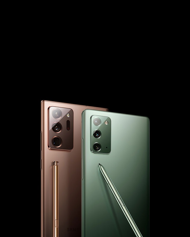 Die oberen Hälften des Galaxy Note20 in Mystic Green und des Galaxy Note20 Ultra in Mystic Bronze, beide von hinten aus einem Dreiviertelwinkel gesehen. Der dazugehörige S Pen für beide Smartphones lehnt am Smartphone.