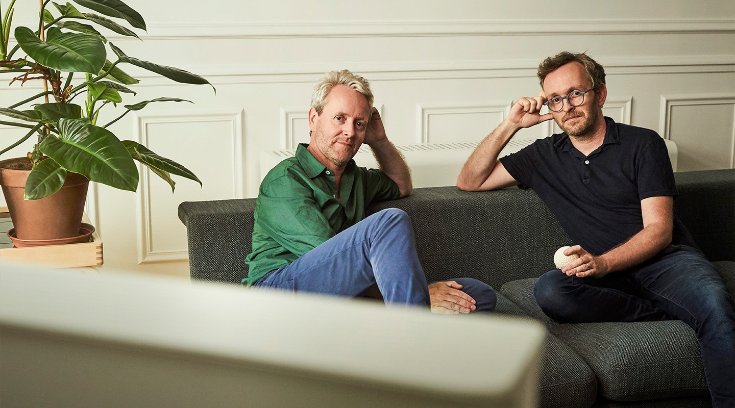 Los hermanos franceses Ronan y Erwan Bouroullec, diseñadores de mobiliario, disfrutan de The Serif 2019 en un salón de estilo moderno