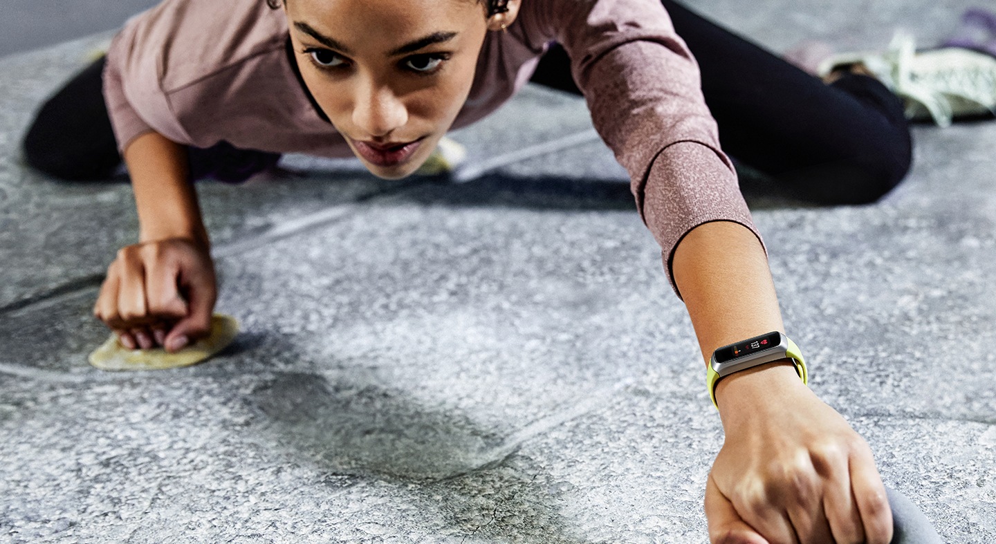 Vrouw draagt Samsung Galaxy Fit, indoor klimmen