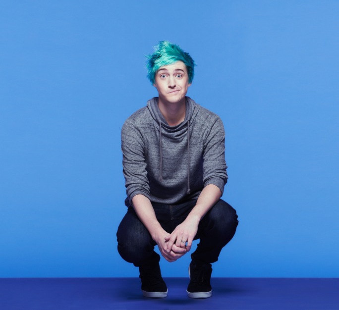 Tyler „Ninja“ Blevins sedí v podřepu, aby se nechal vyfotografovat v Samsung 837 Experience Space