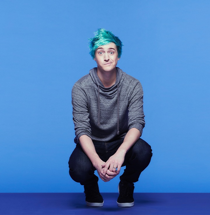 Accroupi, Tyler Blevins, alias « Ninja », prend la pose dans notre espace expérimental Samsung 837.