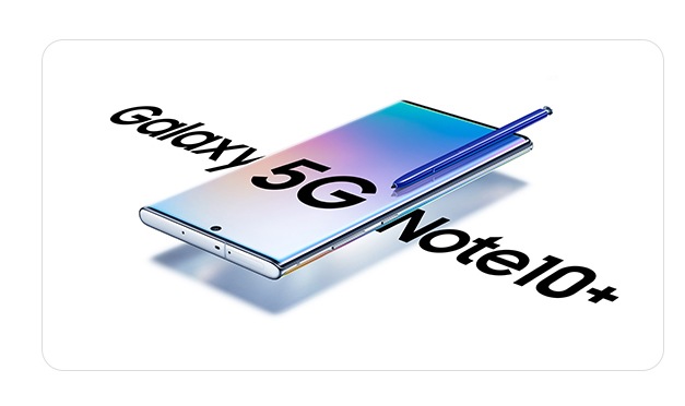 Galaxy Note 10+ 5G este așezat pe spate, într-un unghi de 45 de grade, cu un S-Pen albastru așezat peste ecranul său și un text în gradient - 5G - scris pe ecran. De ambele părți ale telefonului scrie Galaxy Note 10+.