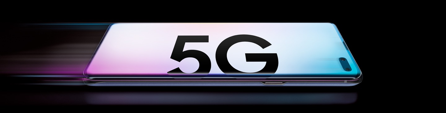 Die obere Hälfte eines Galaxy S10 5G aus Dreiviertel-Perspektive von der Seite der Einschalttaste aus betrachtet. Auf dem Bildschirm sind ein prismatischer Farbverlauf und das 5G-Logo zu sehen