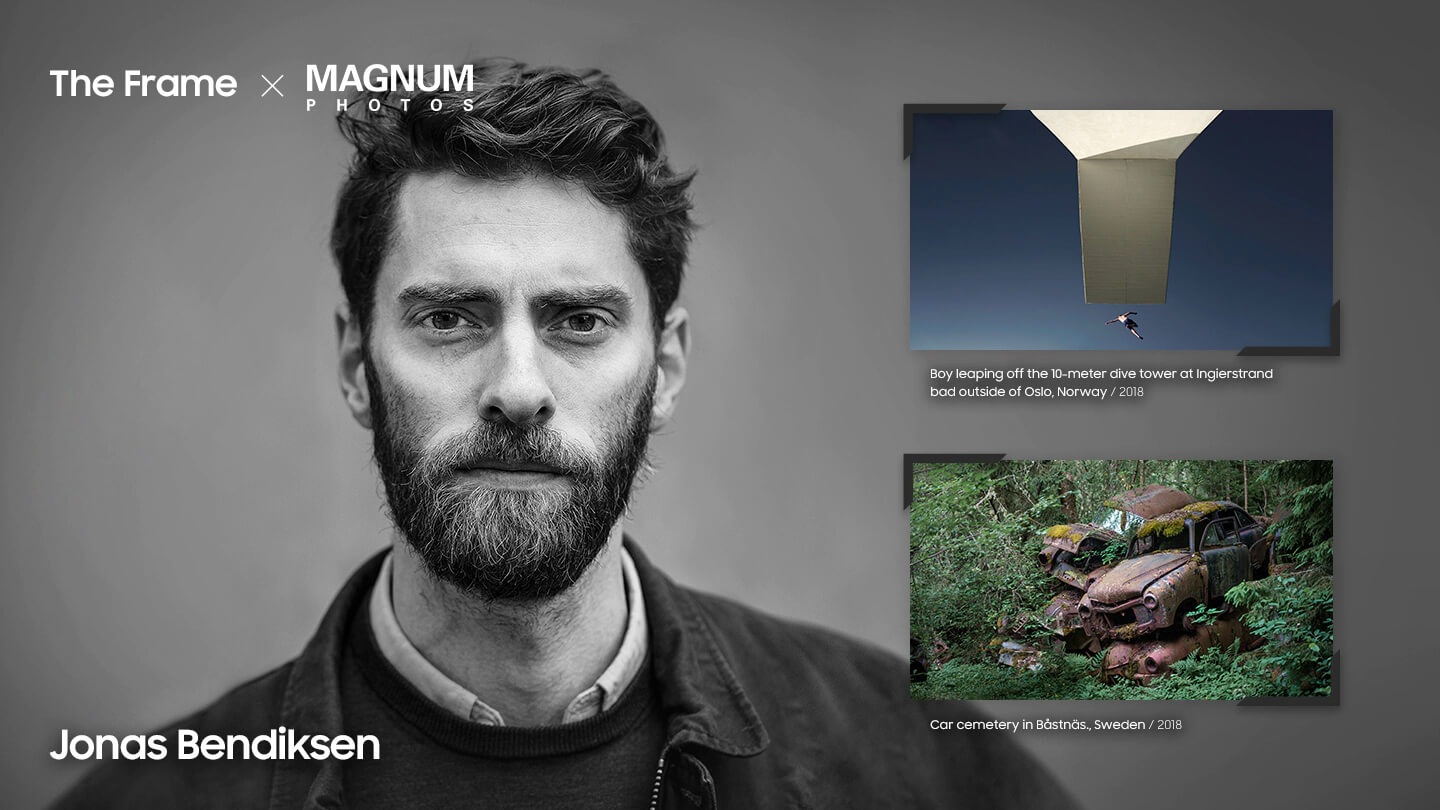 Zobrazuje se portrét fotografa Jonase Bendiksena z mezinárodní agentury Magnum, zatímco vedle něj se objevují dvě jeho fotografie včetně „Chlapce, který skočil z 10metrové potápěčské věže v lázních Ingierstrand v Oslu" a „Hřbitov aut v Båstnäs".