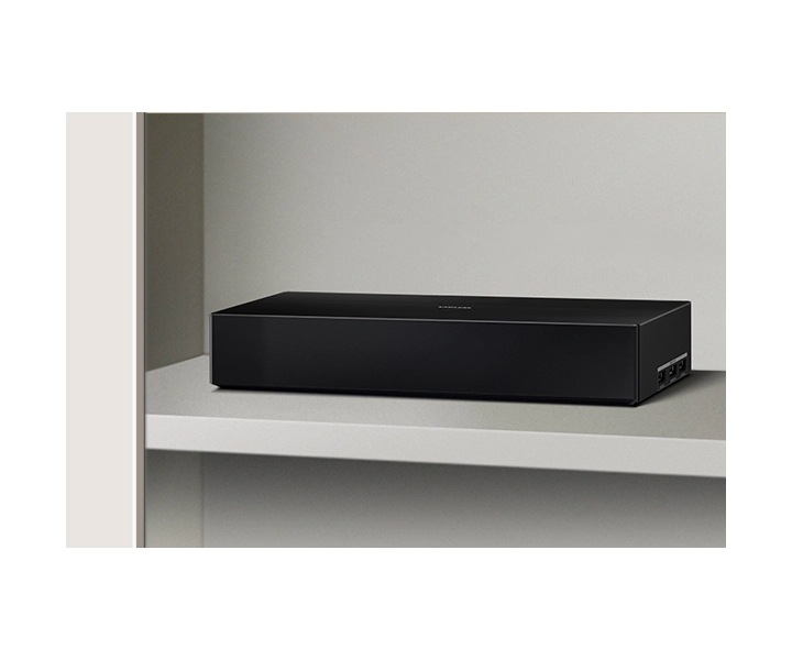 Nahaufnahme der One Connect Box und einem Blu-ray Player in einem Schrank.