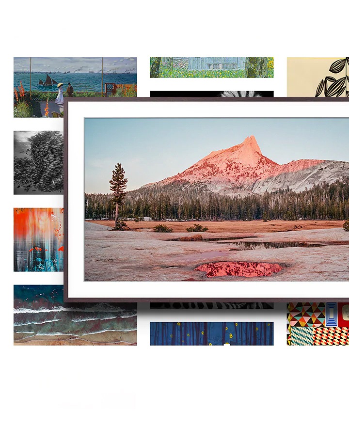 The Frame viser et fotografi av et fjell omgitt av trær. I bakgrunnen vises flere kunstfotografier og malerier fra kunstsamlingen.