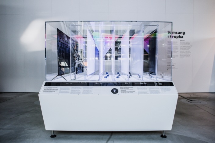 Front of "Samsung Dot's it" educational zone