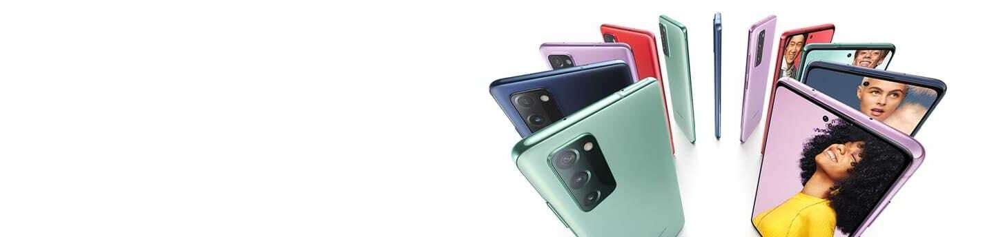 Εικόνα προσομοίωσης με έντεκα τηλέφωνα Galaxy S20 FE τοποθετημένα όρθια σε κύκλο, για σκοπούς απεικόνισης. Έντεκα τηλέφωνα Galaxy S20 FE τοποθετημένα όρθια σε κύκλο, σε εναλλασσόμενα χρώματα Cloud Navy, Cloud Red, Cloud Lavender και Cloud Mint. Μερικά φαίνονται από πίσω και μερικά φαίνονται από μπροστά, με φωτογραφίες ανθρώπων πάνω στην οθόνη. Κάθε άτομο στέκεται μπροστά σε ένα έγχρωμο φόντο που ταιριάζει με το χρώμα του τηλεφώνου.