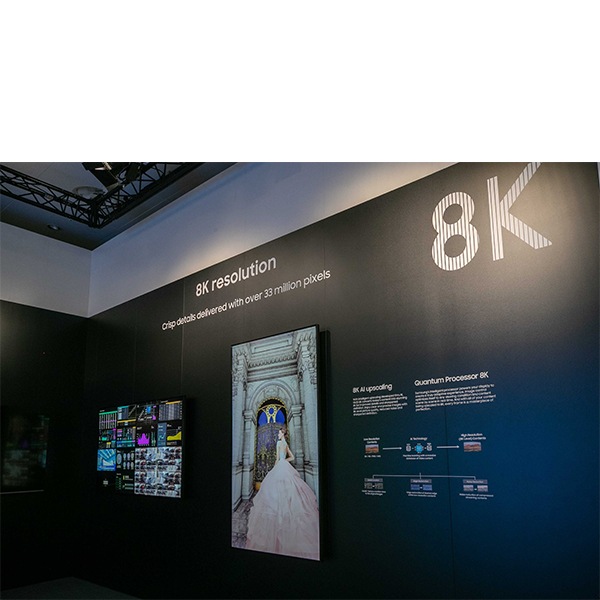 QLED_8K_Signage.jpg
