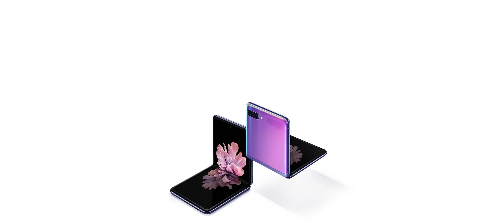 Δύο τηλέφωνα Galaxy Z Flip σε Mirror Purple σε μια γωνία τριών τετάρτων, μία από την μπροστινή και μία από την οπίσθια. Και τα δύο είναι διπλωμένα σε ορθή γωνία με το πτυσσόμενο freestop. Αυτό που φαίνεται από μπροστά έχει στην οθόνη την ανθισμένη ταπετσαρία λουλουδιών