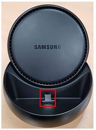 Συνδέστε την θύρα USB Type-C του smartphone σας στην υποδοχή για το smartphone στο Dex Station