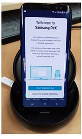 Συνδέστε την θύρα USB Type-C του smartphone σας στην υποδοχή για το smartphone στο Dex Station