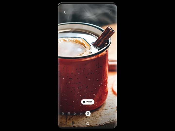 Bixby Vision 偵測杯的顏色。手機畫面下方顯示「暫停」按鍵。
