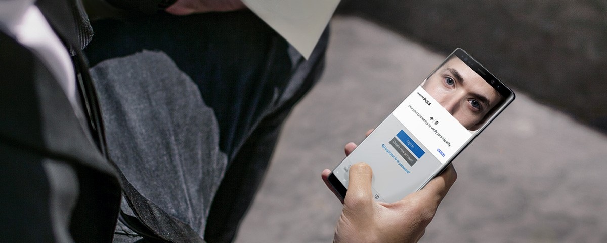Image of a man in a suit using the Iris Scanner to authenticate Samsung Pass on the Galaxy Note8