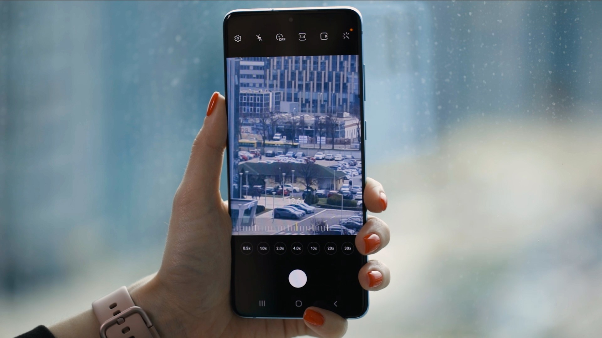 galaxy s20 space zoom uvećanje dok drži telefon u ruci