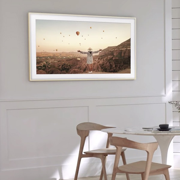 Aplikacija SmartThings na zaslonu televizora za postavljanje fotografije.