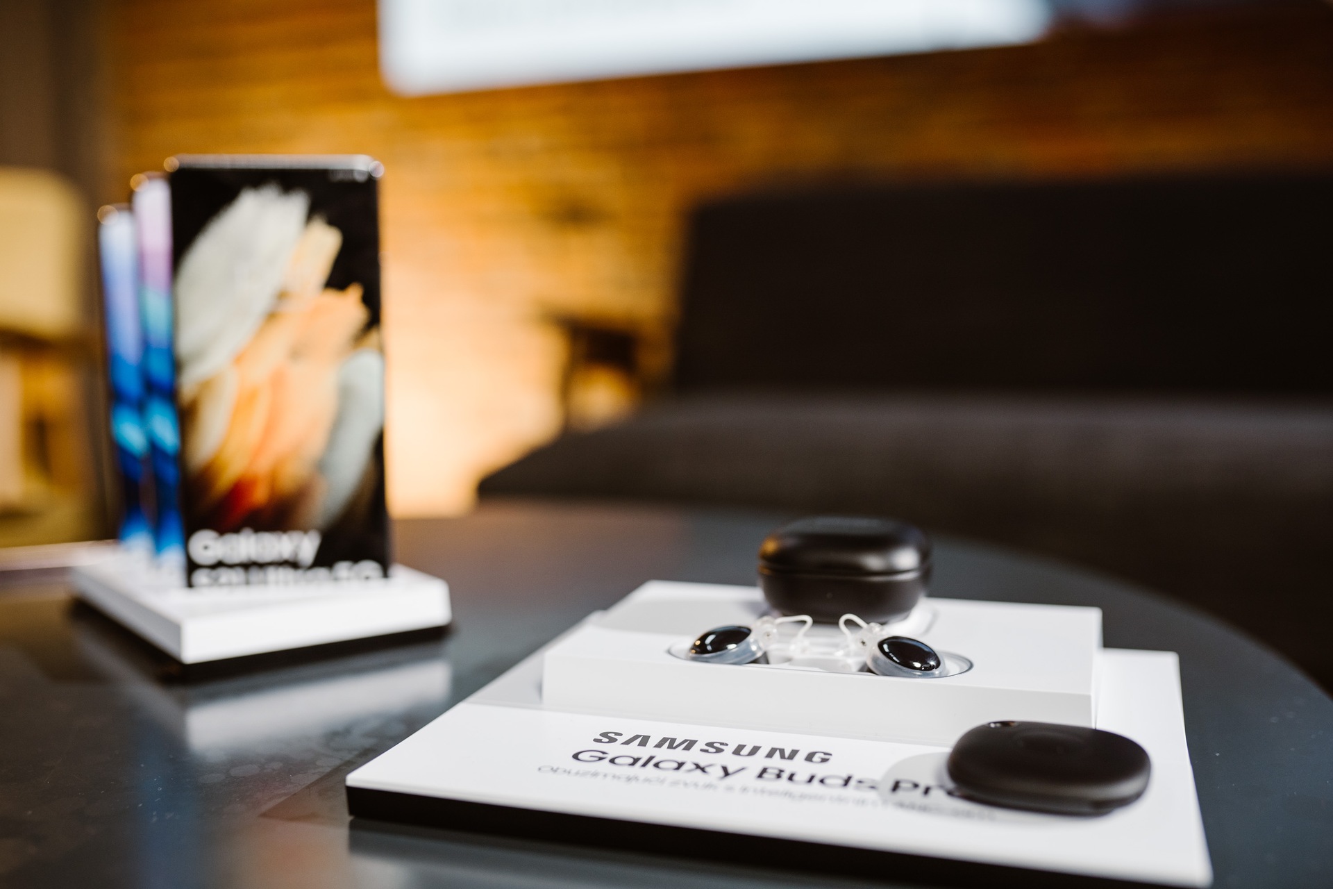 Galaxy S21 dhe kufjet wireless Galaxy Buds Pro Galaxy S21 dhe kufjet wireless Galaxy Buds Pro