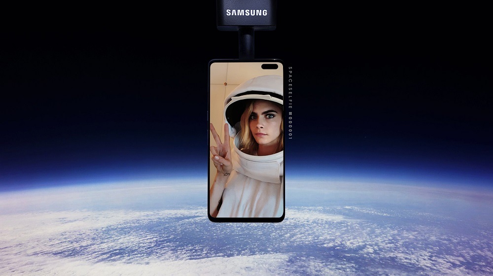 Cara Delevingne és a Samsung bemutatta a világ első űrbe küldött szelfiét Cara Delevingne és a Samsung bemutatta a világ első űrbe küldött szelfiét