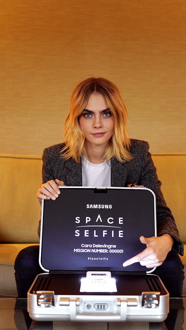Cara Delevingne és a Samsung elsőként küld szelfit az űrbe Cara Delevingne és a Samsung elsőként küld szelfit az űrbe