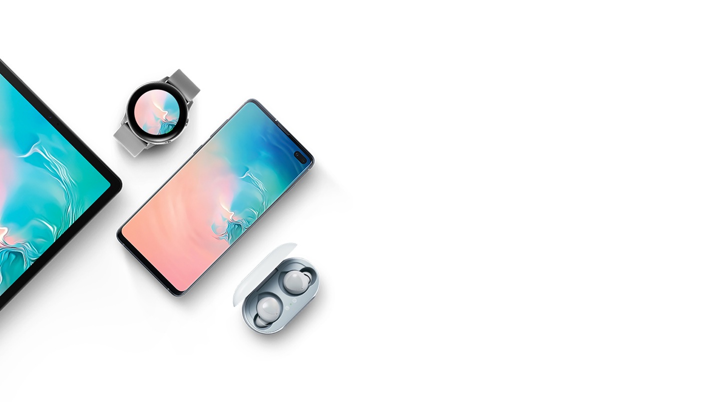 A Galaxy Samsung S10 + telefon fehér háttér előtt helyezkedik el, körülötte a Samsung Galaxy Tab S5e táblagép, a Samsung Galaxy Watch Active és a Samsung Galaxy Buds fülhallgató.