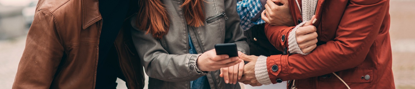 Pemandangan dari atas seorang pria muda yang membawa tablet dan seorang perempuan muda yang membawa buku catatan serta bolpoin. Pria tersebut tampak sedang menjelaskan sesuatu kepada perempuan itu.