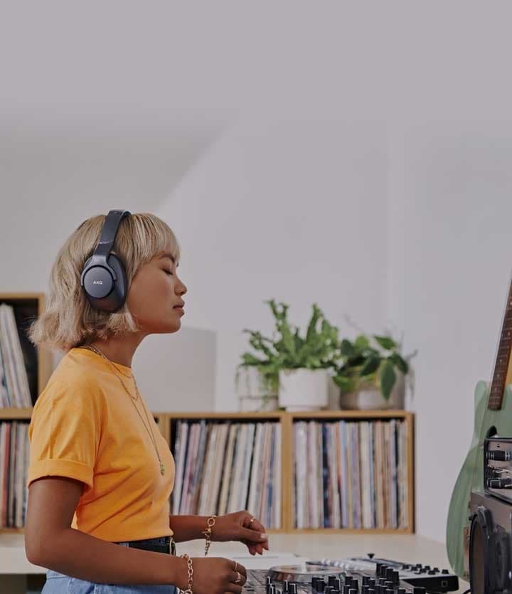 AKG Blonde girl AKG