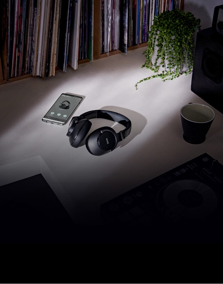 Over-ear Headphones AKG black over-ear headphones with Samsung Galaxy