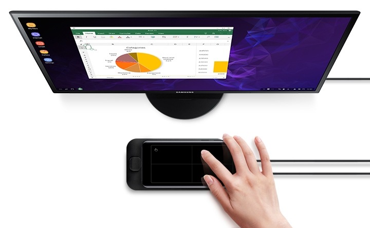 מכשיר Galaxy S9 או S9+ עם גיליון אלקטרוני על המסך הגולש לתוך תחנת העגינה Samsung DeX מול צג של Samsung