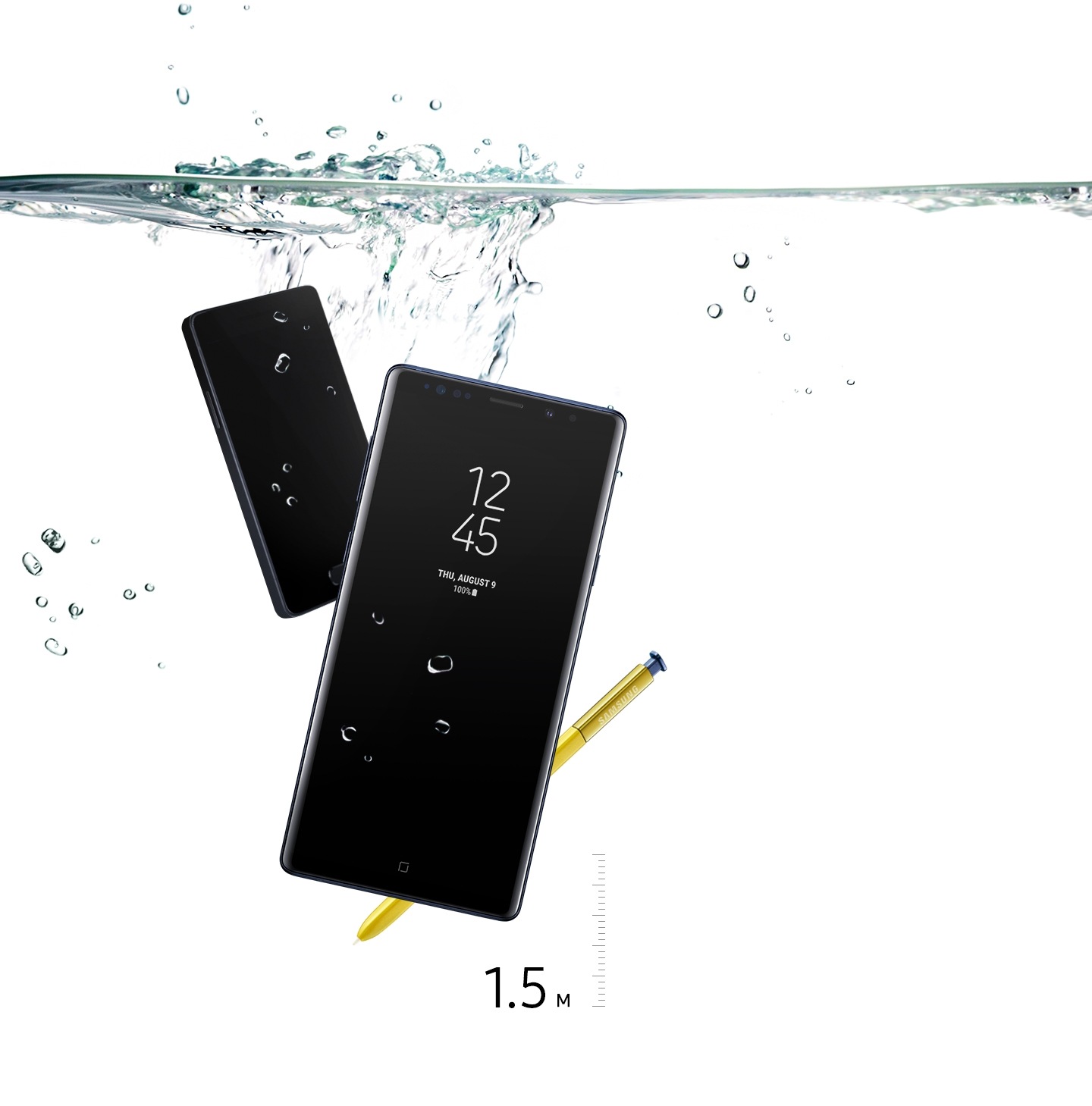 תמונה מדומה של Galaxy Note9 ו-S Pen מתחת למים עד לעומק של 1.5 מטר עם תצוגת Always On Display פועלת, וטלפון נוסף מאחוריו עם מסך ריק