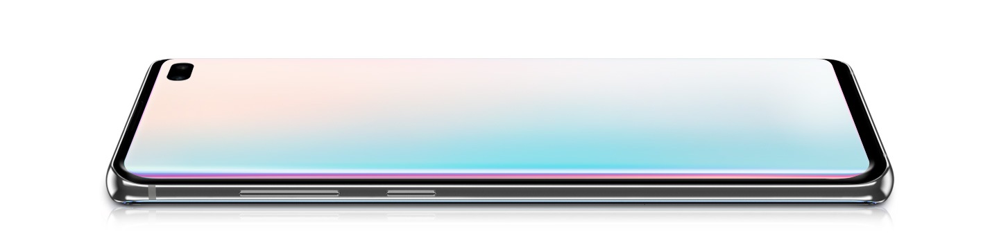 Galaxy S10 plus במצב צילום נוף נראה בזווית משמאל.