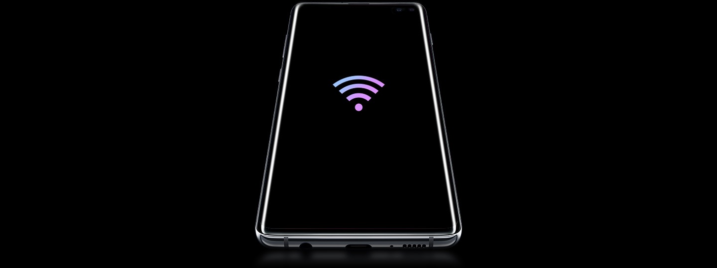 Galaxy S10 plus מונח על גבו, במבט מעט זוויתי מלמטה, עם סמל אינטרנט אלחוטי בצבעי הקשת על המסך.